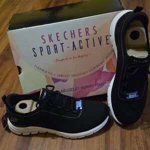 Skechers Black and White Sport-Active Sneakers NWB SIZE 8 WOMEN  FLEXIBLE FIT
